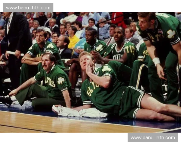 巅峰之争：当“院长”凯恩遇上“消防员”米欧奇，谁才是UFC史上最强重量级之王？